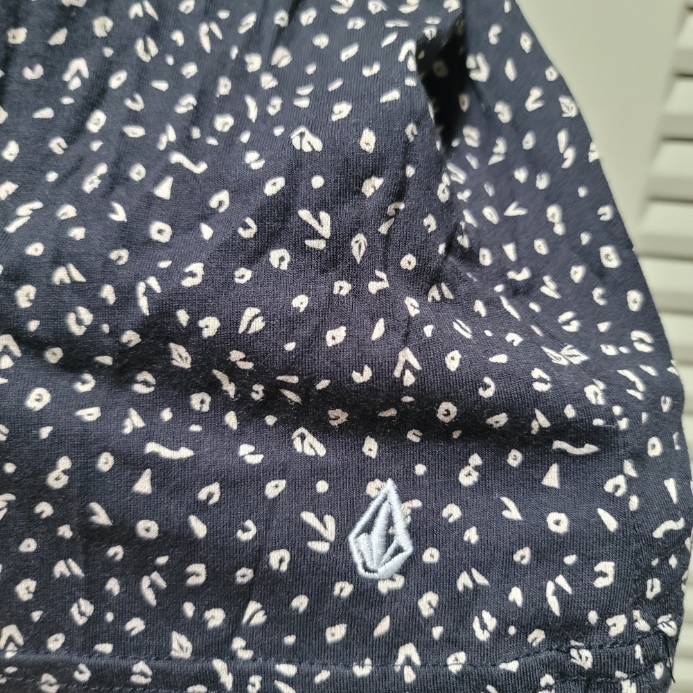 🖤 Volcom tank top 🌊 - Picture 3 of 4